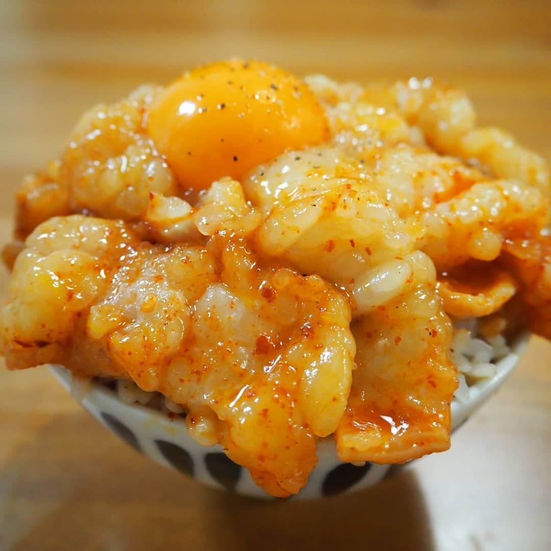 【かっつ飯】最強のTKG！ピリ辛ホルモン丼