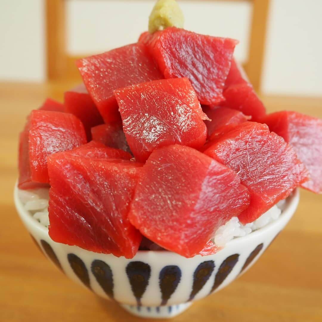 【かっつ飯】まるで宝石箱！超豪快！マグロのぶつ切り丼！