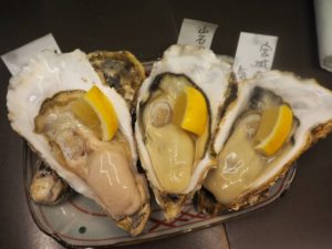 【新宿】思い出横丁 築地三代 豊洲直送の牡蠣専門店(オイスターバー)