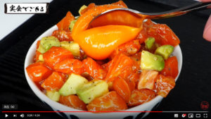 一瞬で虜になるスパイシーサーモンアボカドブラックペッパー丼の作り方